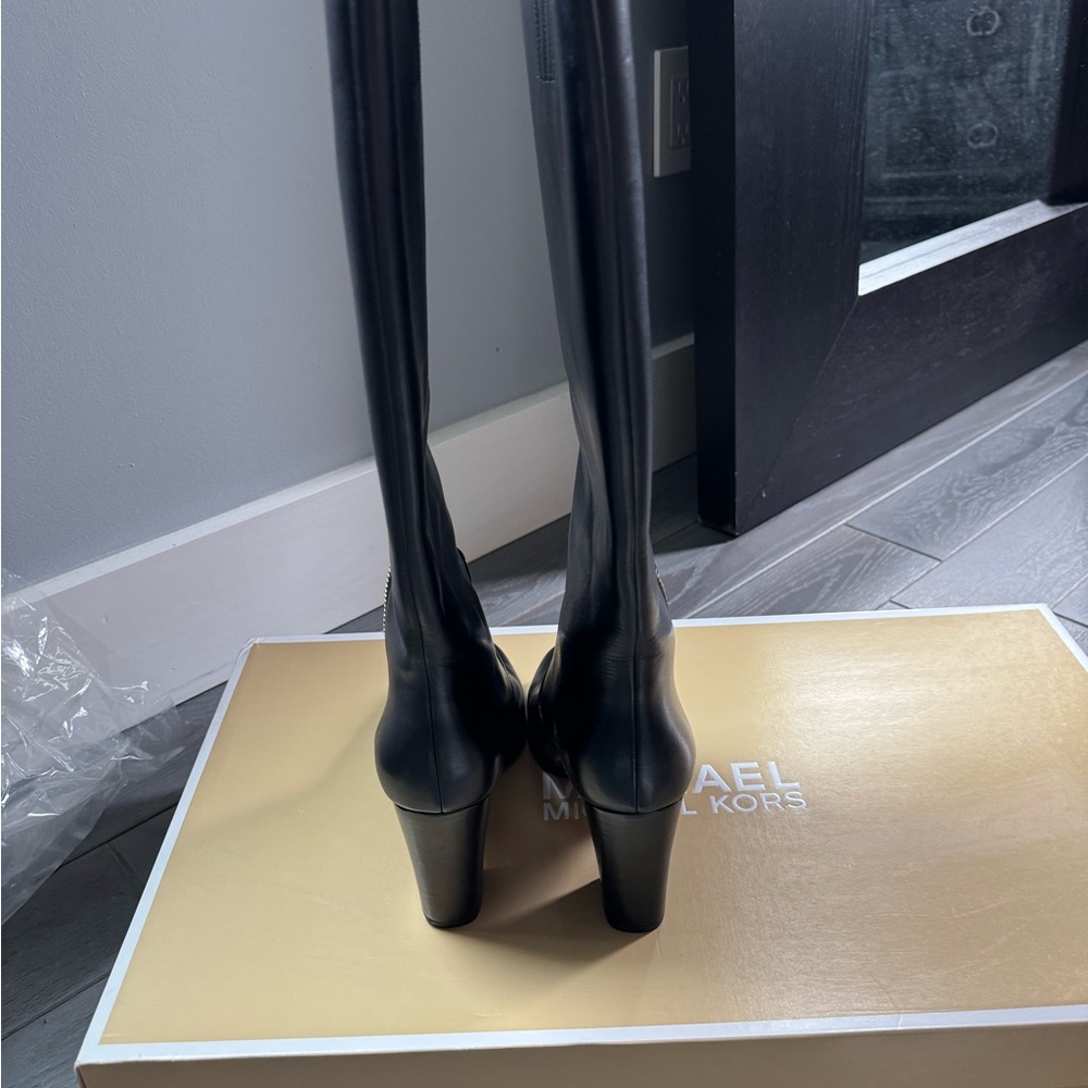 Michael Kors High Boots, Quality leather! Size 8.5, worn 2x indoors perfect - Picture 2 of 4